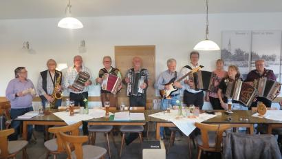 Bild: jzk
Maria Storek (Dritte von rechts) dankte den Musikanten Theo Helgert, Christine Bleiber,
Erwin Hornauer, Helmut Reichl, Gerd Retzer, Sebastian Zeitler, „Luk“ (Ludwig Dötsch), Willi Prechtl und Werner Ponnath für ihre mitreißenden Musikstücke.