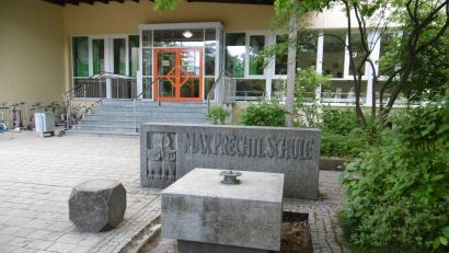 Bild: mma
Drei weise Eulen grüßen neben dem Namenszug von Max Prechtl am Haupteingang der Schule in Hahnbach.