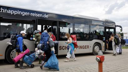 Bild: Löb Daniel/dpa
Festivalbesucher reisen mit dem Shuttle Bus ab. Der Bayerische Rundfunk hat sein "Puls"-Open-Air-Festival auf Schloss Kaltenberg abgebrochen, weil nicht genug Sicherheitsleute zu Verfügung stehen.