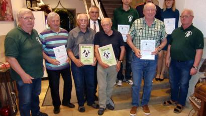 Bild: Kiener/exb
Nach der Ehrung: (hinten von links) Richard Tischler, Michael Paulus, Andreas Paulus, Sandra Höcherl; (vorne von links) Johann Kiener, Franz Wittmann, Johann Scharl, Edi Dippl, Michael Ott und Karl-Heinz Welnhofer.