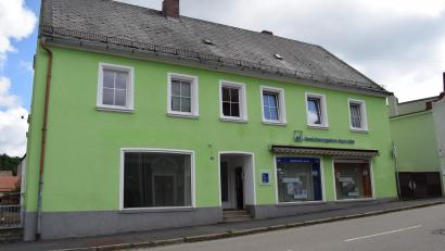 Bild: szl
In die freien Geschäftsflächen im Gebäude Bahnhofstraße 12 möchte ein Unternehmer einen Pizza-Lieferservice einrichten. Der Tirschenreuther Bauausschuss stimmte einer entsprechenden Nutzungsänderung zu.