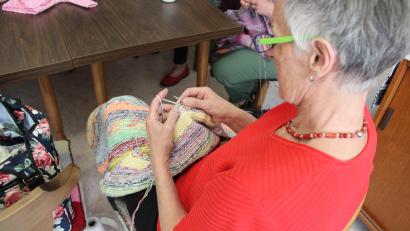 Bild: prh
Auch wenn das Durchschnittsalter der Damen der Strickrunde hoch ist, die Nadeln nehmen schnell und routiniert wie hier Inge Scherb die Maschen auf.