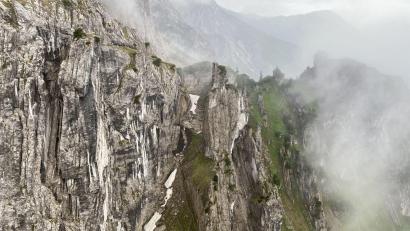 Bild: Zoom.Tirol/APA/dpa/Archivbild
In einem Berghang im Tiroler Kaisergebirge, ist es zu einem Felssturz gekommen.