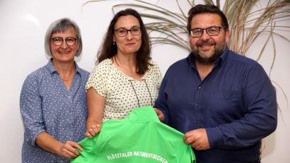 Bild: bkr
Durch einheitliche Wetterjacken, gesponsert von der Gemeinde, sind künftig die OGV-Gruppenleiter vor Wind und Regen geschützt. Bürgermeister Thomas Kaufmann übergab sie an Vorsitzende Maria Frauenholz (links) und Birgit Schindler.