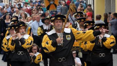 Archivbild: Wolfgang Steinbacher
Die Stadtpfeifer (Bild), die Stadtwache und die Böllerschützen eröffnen am Samstag, 18. Juni, traditionell auch das 46. Amberger Altstadtfest. Den Startschuss gibt Oberbürgermeister Michael Cerny um 18 Uhr am Marktplatz.