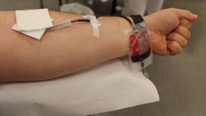 Bild: fks
Ein kleiner Piks in den Arm und 500 Milliliter Blut fließen in einen Konservenbeutel, um später an Verletzte Menschen weitergegeben zu werden.