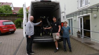Bild: Seniorenzentrum der Diakonie Bühler Höhe/exb 
Michael Sandner mit seinen Söhnen Anton und Paul vom Verein „Zamhaltn“ aus Amberg bei der Abholung der gespendeten Hilfsmittel.