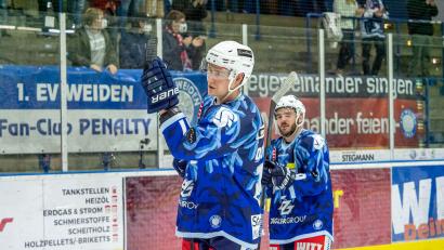 Bild: Elke Englmaier
Die Verteidiger Elia Ostwald (links) und Mirko Schreyer haben ihre Verträge bei den Blue Devils jeweils um ein Jahr verlängert.