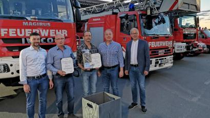 Bild: mde
Zum Ehrenmitglied der Feuerwehr Kemnath wurde Gustav Zaloga (Zweiter von links) ernannt, Ehrenkommandant ist nun Alfred Vogel (Mitte). Vorsitzender Marco Schäffler (links) und Kommandant Peter Denz (Zweiter von rechts) übergaben die Ehrenurkunden sowie Geschenke. Bürgermeister Roman Schäffler dankte im Namen der Stadt Kemnath und gratulierte.