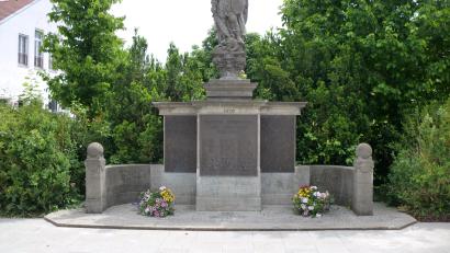 Bild: sh
Das Schnaittenbacher Kriegerdenkmal nach der Versetzung im Jahre 1969 in die Grünanlage an der Dr.-Carl-Eibes-Straße.