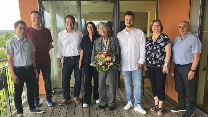 Bild: wro
Glückwünsche zum 85. Geburtstag: Im Bild von links Vikar Klaus Tillman von der evangelisch-lutherischen Pfarrgemeinde Waldershof, Johannes Großmann (SSH-Hausleitung), Sohn Flavio Herrmann, Schwiegertochter Susanne Herrmann, Ursel Hermann, Enkel Leopold Herrmann, Dritte Bürgermeisterin Gisela Kastner und Gerhard Weber, Seniorenbeauftragter der Stadt Waldershof.