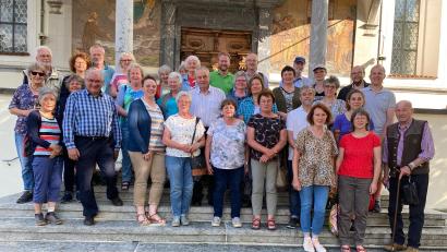 Bild: fvo
Die Reisegruppe des KLB Kreisverbandes Neustadt/WN an der Grabeskirche des Bruder Klaus in Sachseln.