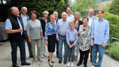 Bild: stg
Der Kemnather Ehrenbürger Edi Ganssmüller (Siebter von rechts) feierte seinen 99. Geburtstag mit Ehefrau Ingrid (Fünfte von links), Verwandten, Freunden und Kemnaths Bürgermeister Roman Schäffler (Zweiter von rechts).