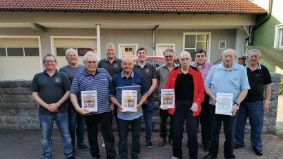 Bild: gz
Vorsitzender Erhard Reil (Sechster von links), Stellvertreter Dominik Hanauer (Vierter von links) und Sportwart Thomas Hacker (links) danken Hans-Jürgen Wessel, Roman Stephan, Bruno Lang, Johann Karl, Anton Gleißner, Hans Wild, Reinhold Bösl und Karl Winklmann (von links) für 50 Jahre Treue.