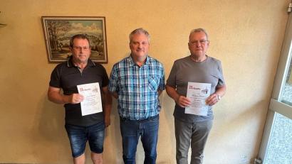 Bild: Wolfgang Helm/exb
Vorsitzender Herbert Lorenz (Mitte) dankt Josef Kleber (links) für 30 Jahre und Werner Weiß für 50 Jahre Mitgliedschaft.