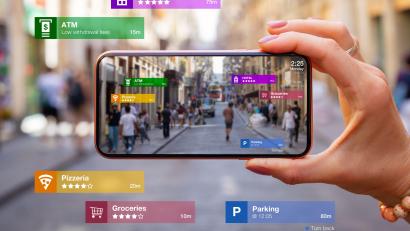 Symbolbild: Kaspars Grinvalds/stock.adobe.com
Wo gibt es freie Parkplätze? Und wo die nächste Pizzeria? Das Handy "weiß" es. Ein Beispiel aus dem Bereich "Smart City" zum Thema Digitalisierung.
