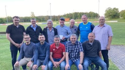 Bild: SpVgg Weigendorf/exb
Geehrte und Gratulanten beim Ehrenabend der SpVgg Weigendorf: (hinten, von links) Vorsitzender Marco Schwab, Anton Bruckmüller, Helmuth Lukes, Helmut Maul, Werner Porsche, Roland Kerstupeit, Roland Prühäuser; (vorne, von links) Jörg Kreussel, Markus Rösel, Walter Gräf, Klaus Pickel, Herbert Haas.