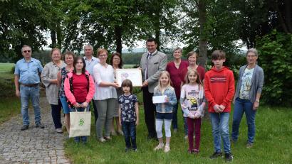 Bild: bnr
Die Jugendgruppe "Naturforscher" des GOV Neunaigen ist der neue Vielfaltmeister 2021. Landrat Thomas Ebeling übergab die Siegerurkunde an die Vorsitzende Maria Treiber.