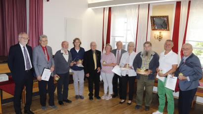 Bild: mfh
Jubilarehrungen beim Imkerverein Neukirchen-Holnstein: (von links) Zweiter Vorsitzender Kurt Staudte, das neue Ehrenmitglied Fritz Sonntag, Gerd Horn (30 Jahre Mitglied), Elisabeth Ludwig (30 Jahre) Vorsitzender Peter Zagel, Edeltraut Stollner (10 Jahre), Günter Danzer (30 Jahre), Frau Hieltel in Vertretung ihres Ehemann Hermann (10 Jahre), Günther Seuß (50 Jahre), Udo Weinfurtner (10 Jahre), Georg Ertel (10 Jahre).
