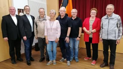Bild: Koller/exb
Die gewählte Vorstandschaft (von links) mit dem neu amtierenden Vorsitzenden Michael Koller, Präses Thomas Helm, der ehemalige Vorsitzende und neue Beisitzer Herbert Eckl, Beisitzerin Angelika Veit, Kassier Franz Donhauser, Schriftführer Michael Hochholdinger und die Kassenrevisoren Marianne Peter und Erich Donhauser.