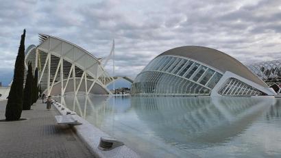 Bild: Alexandra Frank/dpa
Die Gebäude des Ensembles „Stadt der Künste und Wissenschaften“ wirken auf den ersten Blick wie Skulpturen.