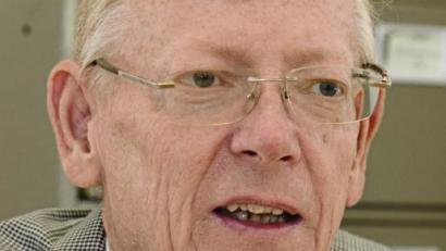 Bild: Petra Hartl
Der Stadtarchivar Johannes Laschinger blickt natürlich sofort in die Geschichte Ambergs zurück: Er erinnert an die Bezeichnung „Auf der Wart“, für den Teil der Altstadt in diesem Bereich und an die Brücke, die hier den Stadtgraben überspannt. „Sie erhielt einst den Namen Marienbrücke, der heute völlig in Vergessenheit geraten ist“, sagt Johannes Laschinger. Auch die Benennung nach dem kürzlich verstorbenen Oberbürgermeister Franz Prechtl oder den Spieleerfinder Friedrich Schmidt könnte sich der Stadtarchivar vorstellen.