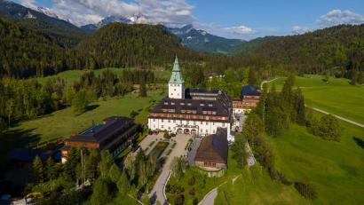 Bild: Peter Kneffel/dpa/Archivbild
Drohnenaufnahme vom Schloss Elmau.