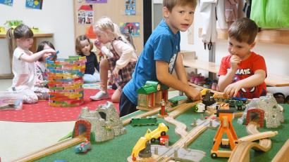 Bild: Gabi Schönberger
In der Katholischen Kindertagesstätte Maria Königin in Schirmitz gibt es derzeit wie in vielen anderen Kindergärten des Landkreises Neustadt/WN keine freien Plätze mehr.