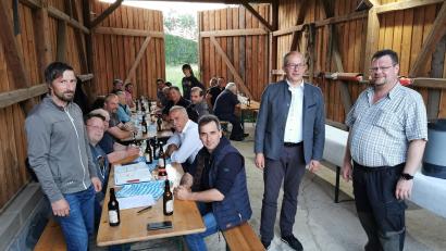 Bild: mde
Michael Kreuzer und Bernhard Bodenschatz (von links) berichteten in der Jahreshauptversammlung der Jagdgenossenschaft Berndorf. Auch Jagdpächter Andreas Schiedlofsky und Bürgermeister Roman Schäffler (von rechts) informierten die Versammlung in der Maschinenhalle über einige Themen.