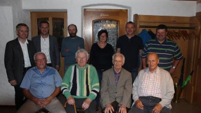 Bild: soj
Die Geehrten mit den Ehrengästen: (vorne, von links) Hubert Scharf, Rudolf Philipp, Josef Scherm und Valentin Filberth sowie (hinten, von links) Landtagsabgeordneter Tobias Reiß, Bürgermeister Wolfgang Söllner, Roland Reichenberger, Monika und Gerhard Horn sowie Zweiter Bürgermeister Michael Sticht.