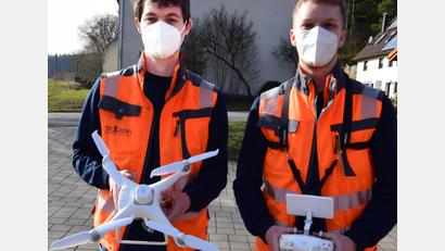 Bild: no
Juniorchef Florian Seidl (rechts) und ein Mitarbeiter des gleichnamigen Ingenieurbüros aus Dachau bei der Drohnenbefliegung zur Ermittlung der Geschoßflächen