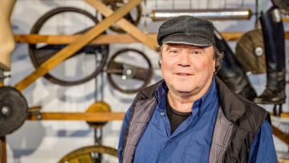 Bild: Marcus Rebmann/exb
Der Kunstmaschinenerfinder Willi Reiche aus Wachtberg (Rhein-Sieg-Kreis) zeigt eigens für die Ausstellung im Luftmuseum kreierte kinetische Maschinen in den Ausstellungsräumen.