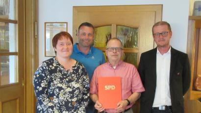 Bild: koa
Für 50-jährige Treue zur SPD wurde Ernst Rupprecht (Zweiter von rechts) ausgezeichnet. Ihm gratulierten die Ortsvereinsvorsitzenden Andreas Koch (rechts) und Elisabeth Strobl sowie Kreisvorsitzender Uwe Bergmann (Zweiter von links).