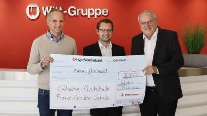 Bild: Witt-Gruppe (Petra Grommas)/exb
Patrick Boos, Vorsitzender der Geschäftsführung der Witt-Gruppe (links), übergibt den Scheck über 20.000 Euro an Thorsten Willecke, Leiter der Franz-Grothe-Schule (Mitte) und Lothar Höher, zweiter Bürgermeister der Stadt Weiden (rechts).