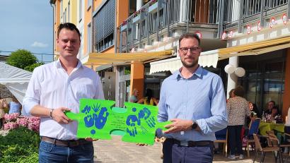 Bild: Senioren-Servicehaus Waldershof/exb
Einrichtungsleiter Johannes Grossmann (links) und Andreas Neugirg (rechts), Fachbereichsleiter und Prokurist, mit dem gestalteten Puzzle-Teil für das neue Sozialteam-Logo.