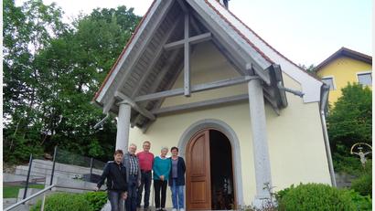 Bild: amö
Beim Kapellenverein mit (von links) Manfred Schönberger, Alois Krammer, Hans Herl, Siglinde Brandl und Marianne Ederer ist man stolz auf das kleine Bauwerk, das einige Hürden nehmen musste.
