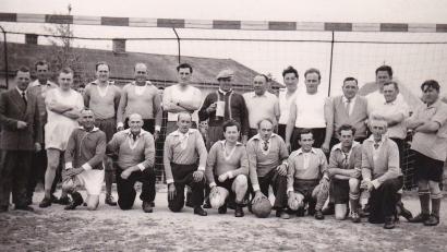Bild: gz (Archiv)
Für den Fußballsport begeisterten sich 1946 nach der Wiedergründung (vorne v.l.) Karl Brenner (Schnickerl), Ludwig Karl (Matthiersl), Michael Egerer (Gründungsvorsitzender von Schwarz-Weiß 1931 und Vorsitzender der Wiedergründung 1946), Erwin Stobitzer, Josef Hagermüller (Gründungsvorsitzender von Grün-Weiß 1922), Michael Kirner, Wolfgang Lindner (Kutterer), Michael Voit (Stofferl), (stehend v.l.) Christian Eismann, Josef Lindner (Kutterer), Hans Brenner (Stoalpeter), Karl Forster (Gulden), Karl Kleber (Döinsn), Mike Selch, Hans Brenner (Fleischbeschauer), Peter Karl (Wulfenpoiter), Hans Poingfürst, Josef Zierer, Hans Siertl, Karl Bauriedl (Breier), Josef Kleber (Sadl) und Franz Grötsch (Geierfranzerl).