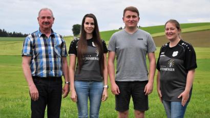 Bild: gi
Die Clubmeister Bianca Guttenberger-Morell und Johannes Bäumler wurden gefeiert. Der Vorsitzenden Franz Feneis (links) und Sportwart Elisabeth Grötsch (rechts) gratulierten.