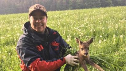 Bild: ige
Wieder ein Kitz gefunden und vor einem grausamen Tod bewahrt - stolz hält Valerie Wadell das Kleine in die Kamera.