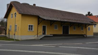Archivbild: jr
So schaute das Lagerhausgebäude in Bad Neualbenreuth noch 2020 aus: Aus dem Fördertop der Städtebauförderung gibt es nun 400.000 Euro für die Sanierung, die schon weit fortgeschritten ist.