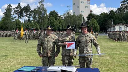 Bild: mor
Oberst Robert S. McChrystal (Mitte) ist der 82. Kommandeur der "Dragoons" aus Vilseck. Vorgänger Oberst Joseph Ewers (rechts) und Command Sergeant Major Benjamin Pingel (links) lassen ihn in das Traditions-Regimentsbuch eintragen