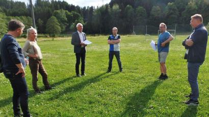 Bild: br
Bei der „rollenden Sitzung“ des Bau- und Umweltausschusses wurde auch der Bolzplatz in Riglasreuth in Augenschein genommen. Das Gremium unter dem Vorsitz von Bürgermeister Peter König (Dritter von links) sah umfangreiche Pflegemaßnahmen als notwendig an. Mit dabei war der Erste Vorsitzende des SV Riglasreuth, Roland Heinl (Dritter von rechts).