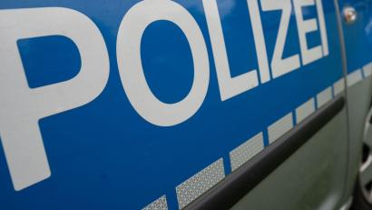 Bild: Marijan Murat/dpa/Symbolbild
Das Wort "Polizei" steht auf einem Einsatzwagen.