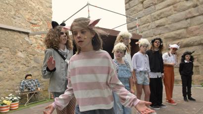 Bild: Jochen Schwab/LTO/exb
Ein Schweinchen (Leni Meier) hat's nicht leicht. Insbesondere wenn es ein Schäferschwein werden will. Das Landestheater Oberpfalz bringt mit "Schweinchen Babe" ein Stück für die ganze Familie auf die Bühne.