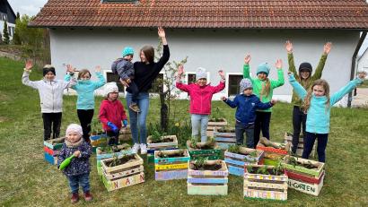 Bild: Nadine Meier/exb
Früh übt sich - die Kinder des Obst- und Gartenbauvereins Angfeld mit ihren angelegten Mini-Gärten.