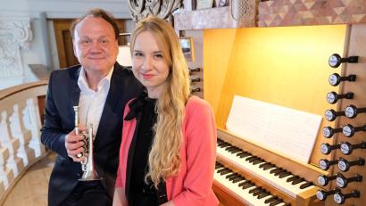Bild: do
Startrompeter Daniel Schmahl und Konzertorganistin Karolina Juodelytè vor der Steinmeyer-Orgel in der Klosterkirche Speinshart