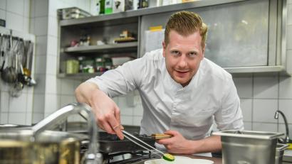 Bild: Florian Miedl/exb
Bayerische Küche kann innovativ sein. Das beweist der 27 Jahre alte Matthias Kastner neuerdings auch in Arzberg.