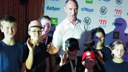 Bild: Schützenjugend Mähring/exb
Die erfolgreichem jungen Mähringer Lichtgewehr-Schützen: (vorne, von links) Ben Kaiser, Julian Weidhas, Amelie Müller, Alexander Müller, Anton Müller, Emma Wagner und Finja Preisinger zusammen mit dem mehrmaligen Biathlon Welt- und Europameister sowie Olympiasieger Frank Ulrich (hinten).