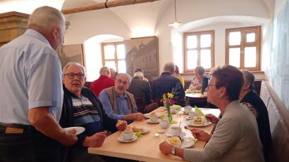 Bild: Angelika Melchner/exb
Beim Seniorennachmittag in Speinshart gibt es viel zu erzählen.