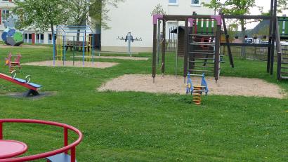Bild: lgc
Karusell, Wippen, eine Spielkombination und Geräte für sportliche Aktivitäten der Erwachsenen fehlen auf dem Generationenspielplatz nicht und ergänzen ein Beachvolleyballfeld.